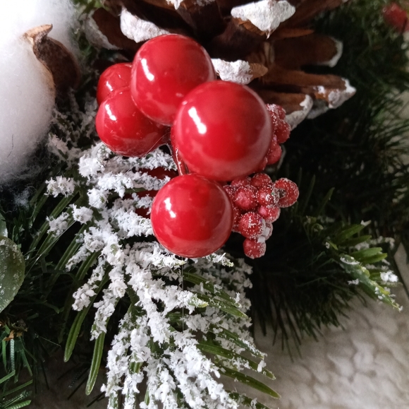 14" Christmas Wreath Handmade Cranberry, Pinecone Christmas - Picture 2 of 8
